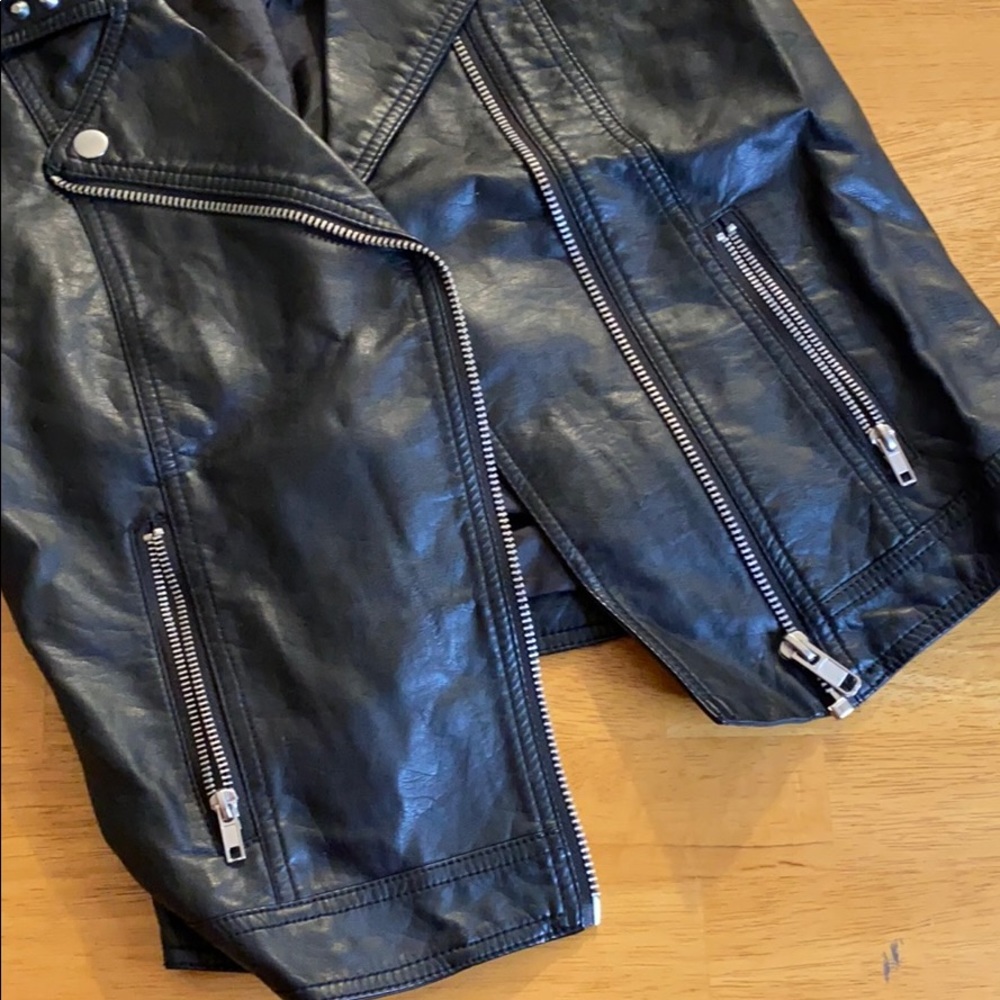 “Leather” Vest - Picture 3 of 4